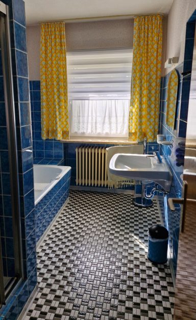 Bad mit Dusche und Wanne